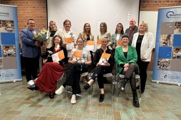 Stehend von links: Christoph Schweyer (Geschäftsführer Bauinnung Nordschwaben), Carolin Ott, Stephanie Baur, Verena Friedel, Linda Bosch, Franziska Hartmann, Manfred Hahn (Dozent), Margit Higler (Dozentin) Sitzend von links: Lea-Sophie Kuß, Katja Trollmann, Elisabeth Stadelmeier, Rebekka Berg (Bauinnung Nordschwaben)