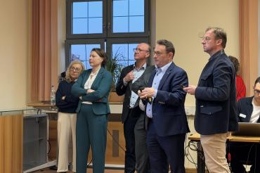 Die CSU-Verantwortlichen um Claudia Marb schauen versteinert auf die ersten Zwischenergebnisse.