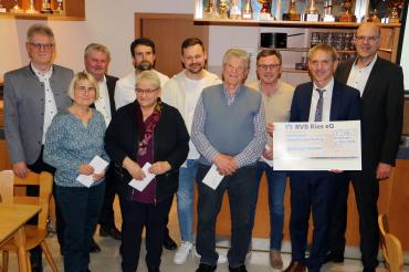 Simon Rupprecht, Regionalleiter Wemding (links), und Vorstand Bernd Frisch (rechts) mit den Vertreterinnen und Vertretern der Amerbacher Vereine.