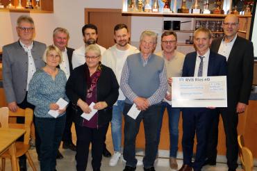 von links: (hintere Reihe) Vorstandsvorsitzender Bernhard Ströbele, Regionalleiter Alexander Kotz, Stefan Röttinger (FSV Utzwingen), Christian Dambacher (FFW), Willi Uhl (TC Maihingen-Utzwingen), Vorstand Klaus Pelz, (vordere Reihe) Olga Liebhard (Frauengruppe), Petra Huggenberger (Gartenbauverein), Herbert Leister (Soldaten- und Kriegerverein, Kath. Kirchenchor), Kundenberater Bernd Puchinger.