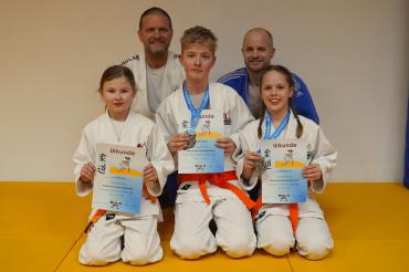 Vorne v.l.n.r. Lina Lettenmeier, Daniel Hüttinger, Josefine Brenner; hinten die Trainer Tobias Brenner und Marco Lechner