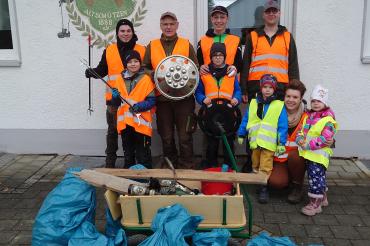 Jungschützen und Altschützen Oberndorf beteiligten sich erfolgreich bei der AWV-Flursäuberungsaktion.