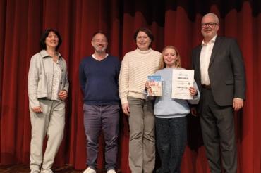 V.l.n.r.: Rektorin der MS Rain Christina Ost, Nicolas Greno, Stellvertr. Landrätin Claudia Marb, Siegerin Vivien Schramm, Bürgermeister Rain/Lech Karl Rehm