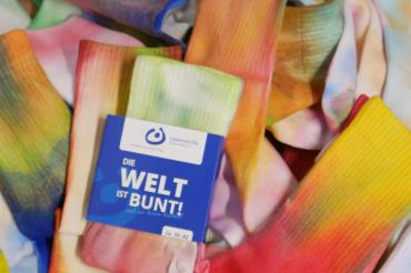 Am 21.03. ist Welt-Down-Syndrom-Tag. Die Lebenshilfe verschenkt an diesem Tag bunte Socken auf dem Wochenmarkt in Nördlingen