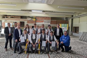 Stehend v.l.n.r.: Dr. Michael Kögl (Geschäftsführer LBB Schwaben), Josef Leberle (Ausbildungsleiter Bauinnung Nordschwaben), MdB Ulrich Lange, Rebecca Kraus,  Michael Hausmann, Jan Binder, Kajetan Nettekoven, Wolfram Uhl (Obermeister Bauinnung Nordschwaben) Sitzend v.l.n.r.: Max Baumhauer, Andreas Klopfer (Straßenbau-Ausbilder Bauinnung Nordschwaben), Elias Mack, Jakob Müller, Christoph Schweyer (Geschäftsführer Bauinnung Nordschwaben).