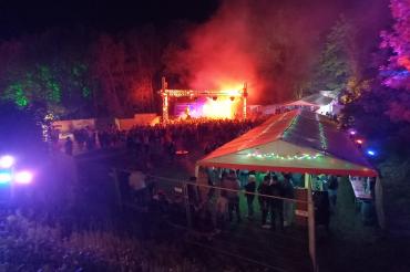 Beleuchtete Bühne und Besucherbereich.