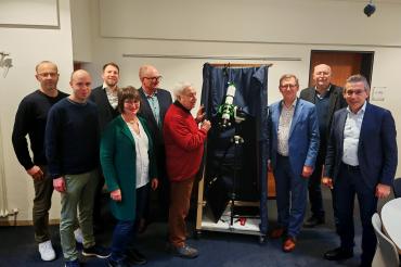 Auf dem Bild zu sehen v.l.n.r.: Schulleiter Christian Heinz, Lehrkraft Wolfgang Knoll, Bürgermeister Thomas Heydecker, Kreisrätin Petra Wagner, Kreisrat Georg Wiedemann, Initiator Ernst Christ, Landrat Stefan Rößle, Kreisrat Reinhold Bittner, Kreisrat Erwin Taglieber.