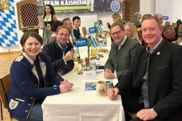 Beim Starkbieranstich der CSU Kaisheim gaben sich auch Claudia Marb (l.) und Wolfgang Fackler (2.v.l.) die Ehre.