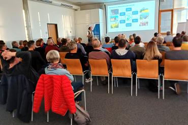 Vortrag im Technologie Centrum Westbayern: Simon Lesche informiert über Holz- und Wärmepumpensysteme