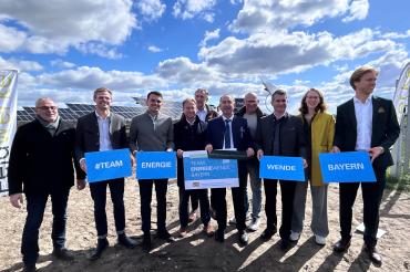 Zur Inbetriebnahme nach Oberndorf sind zahlreiche Gäste gekommen - darunter auch prominenter Besuch aus München. Auf dem Bild zu sehen (von links): Franz Moll (Bürgermeister Oberndorf), Marco Mielenz (Geschäftsführer Feldwerke), Nicolai Reiners (Geschäftsführer Feldwerke), Wolfgang Fackler (MdL), Günther Felßner (Bauernpräsident), Hubert Aiwanger (Bayerischer Staatsminister für Wirtschaft, Landesentwicklung und Energie), Anton Rittel (MdL), Eric B
