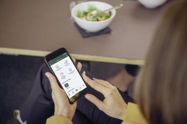 Über die „Meine AOK“-App können viele ärztliche Onlineangebote in Anspruch genommen werden.  