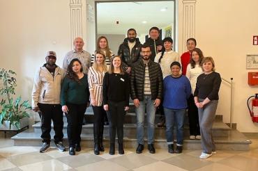 Die neuen Laiendolmetschenden bei der Abschlussveranstaltung im Landratsamt mit den Integrationslotsinnen Sibel Aldabel und Johanna Jordan. 