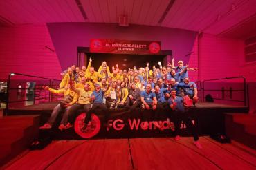 Auf dem Bild zu sehen (von links): Die Sieger vom Mittelstetter Faschingsclub sowie die Zweitplatzierten vom Kötzer Narrenclub. 