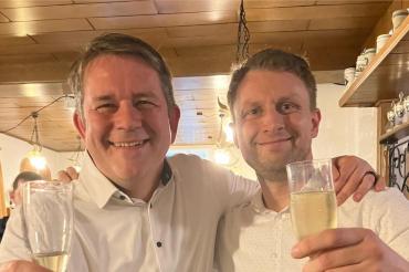 Florian Mittler (rechts) ist der neue Bürgermeister von Asbach-Bäumenheim. Er wurde von PWG und CSU als gemeinsamer Kandidat nominiert. Auf dem Bild links zu sehen ist Andreas Mayer (CSU). Gemeinsam wurde am Wahlabend der Sieg gefeiert. 