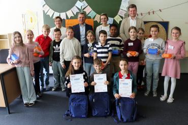 Unser Bild zeigt die Teilnehmerinnen und Teilnehmer mit der Jury, die aus den Vorjahres-Siegern sowie Lehrerin Nina Kreisbeck-Strauß, Bürgermeister Wilhelm Rehklau, Elternbeiratsvorsitzender Melanie Fischer und Max Langer von der Raiffeisen-Volksbank Ries bestand.