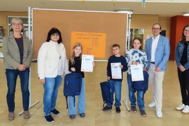 Unser Bild zeigt die Jury-Mitglieder und das Siegerteam in Oettingen (von links): Marianne Ernst, Rektorin Ursula Hertle, Marleen, Noah, Erick, Stefan Fackler (Raiffeisen-Volksbank Ries) und Rebecca Ernst.