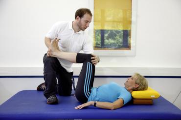 Eine Parkinsonerkrankung lässt sich heute dank moderner Medikamente und zusätzlicher Therapien wie Ergotherapie, Krankengymnastik und Entspannungstechniken lange in Schach halten.