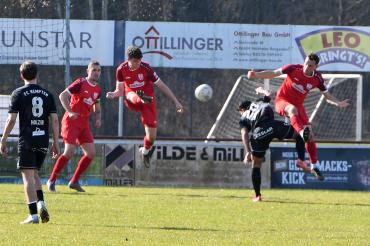 Fabian Ott klärt vor dem eigenen Tor Bild