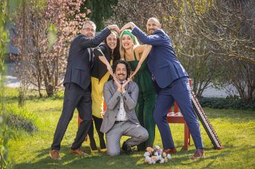 01 Im Liebesrausch (von links): Marcus Prügel, Sabine Hensold, Gerhard Munk, Clarissa Bühler, Alexander Neumeier (Foto: Studio Herzig)  02 Mehr Liebe (von links): Clarissa Bühler, Marcus Prügel, Gerhard Munk, Sabine Hensold, Alexander Neumeier  (Foto: Studio Herzig)
