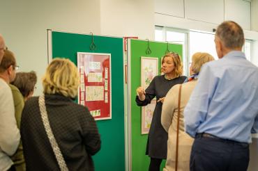 Vernissage der Ausstellung "Kunst von und mit Menschen mit Demenz". 