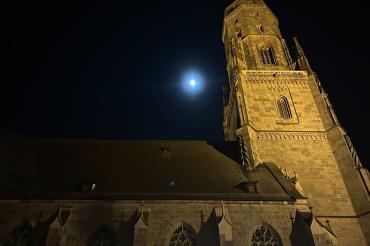 Der Turm „Daniel“ der St.-Georgs-Kirche bei Nacht. 