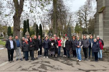 Die ehrenamtlichen Mitarbeiterinnen und Mitarbeiter stehen bereits in den Startlöchern: Mit großer Begeisterung und Vorfreude bereiten sie sich auf die Eröffnung des „FriedhofsTässle“ an der Emmeramskirche vor.