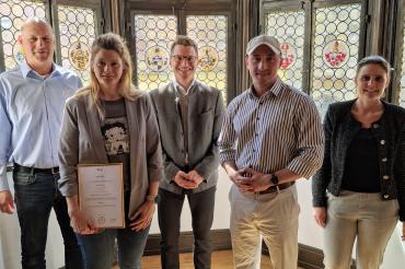 Bei einer Feierstunde im Rathaus gratulierten Oberbürgermeister David Wittner (3. v. r.), Personalleiterin Michaela Eisele (1. v. r.) und der Leiter der Bäderbetriebe Martin Gruber (1. v. l.) den Mitarbeitenden Nicole Hofmann und Stefan Fischer zu ihren erfolgreich abgeschlossenen Weiterbildungen.