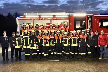 Hinten: Benedikt Wolf (Stufe 1), Moritz Huber (1), Robin Stoller (3), Benedikt Thum (1), Benno Mielich (1), David Kraut (1) und Johannes Wolf (1). Vorne: 1. Kommandant Christoph Mayer, Schiedsrichter Sven Hofmann und Markus Lechner, Sebastian Haas (5), Sebastian Bruckner (4), Lukas Seitz (5), Ben Stoller (1), Johannes Wolf (4), Fabian Kotz (5), Christian Roland (5), Alexandra Wallner (2), Florian Steinmeyer (4), Marco Stoller (3), Michael Hach (6), Lukas Stimpfle (2), Maximilian Hofmann (6), 2. Kommandant S