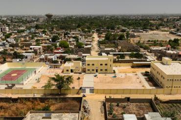 Über 300 Tage im Jahr scheint die Sonne in Kaolack – dank dem Kreisjugendring Donau-Ries wird diese Ressource im Bildungskomplex der Elhadj Mamadou Diouf Stiftung künftig genutzt.