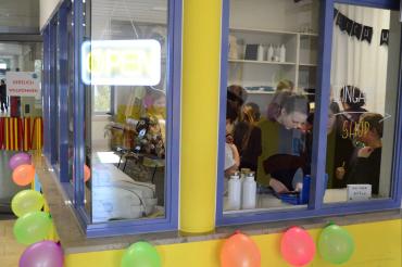 Die Schülerfirma „RainerStyle“ an der Realschule Rain feiert seine Eröffnung.