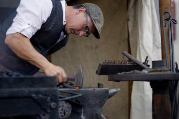 Der Schmied formt glühendes Metall in Kunst und Alltagsgegenstände