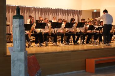 Beim Jazz-Kunst-Abend begeisterte die Bigband des THG unter dem Dirigat von Andreas Nagl auf der Bühne ebenso wie die Kunstwerke in der Aula, wie z.B. das Modell von Daniel und St. Georgs-Kirche im Maßstab 1:47.