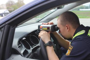 Auf der B16 bei Donauwörth wurde beim Blitzermarathon 2026 das Tempo mit einer Laserpistole kontrolliert.