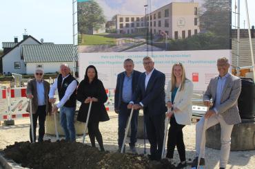 Mit dem Spatenstich beginnt nach zweijähriger Planungsphase der Bau des Seniorenhauses.