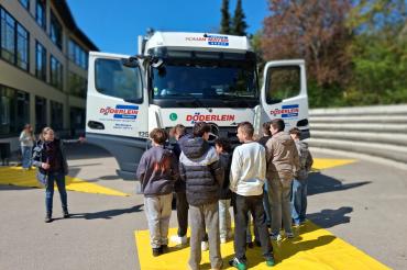 Mittelschüler lernen den „toten Winkel“ kennen