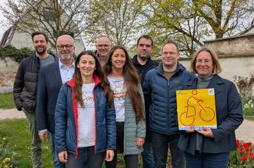 Gastgeber der Aktion „Radler Willkommen!“ zusammen mit 1. Bürgermeister Karl Rehm; v.l.n.r.: Florian Lein (Stadt Rain), 1. Bürgermeister Karl Rehm, Monika Hanisch (Hotel Lutz), Markus Jocher (CIMA Beratung + Management GmbH), Julia Möst (Hotel Lutz), Christian Hertl (Gasthof Neuwirt), Stefan Stöckle (Gasthaus & Hotel „zum Boarn“), Dr. Ursula Buchmann (Dehner)