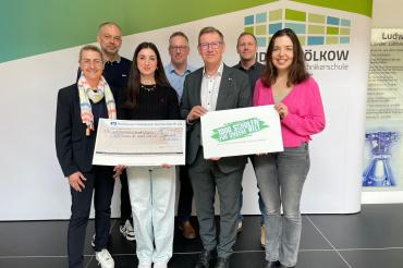 Spendenübergabe an der Ludwig-Bölkow-Berufsschule für „1000 Schulen für unsere Welt“