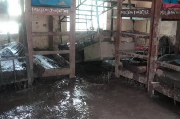 Überschwemmungsschäden in der „Engaruka Juu Boarding Primary School“: Schlamm und Wasser haben Schlafräume und Inventar stark beschädigt (Quelle: Upendo e.V.)
