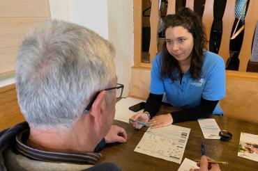 Lisa Laininger führt einen Gedächtnistest durch