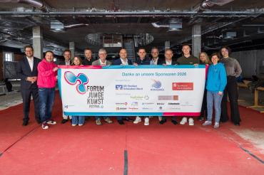 Vertreterinnen und Vertreter der Sponsoren, Unterstützer und Organisatoren des Forum Junge Kunst 2026 beim Pressetermin in der künftigen Festival-Location in Donauwörth. 
