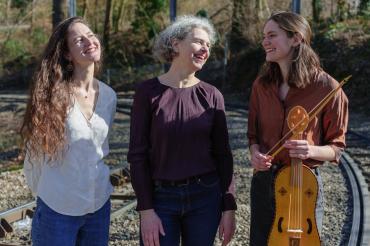 Karin Weston - Gesang, Harfe; Mélina Perlein - Féliers, Harfe; Sabine Lutzenberger - Gesang, Harfe, Lg.