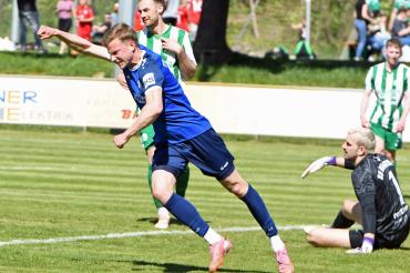 Maximillian Schmidt nach seinem 2:3-Anschlusstreffer - er läutet damit die Aufholjagd ein