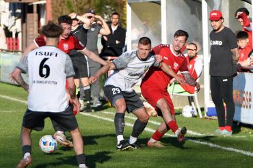 Spielszene vor den Trainerbänken.