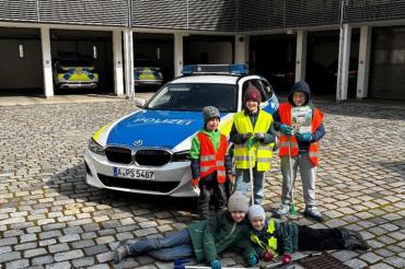 Mit Aufmerksamkeit und Verantwortungsbewusstsein entdeckten Kinder bei der Flursäuberung in Nördlingen eine gestohlene Kasse. Als Belohnung gab es Malbücher für die jungen Finder. 