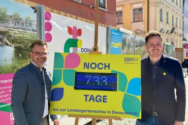 Oberbürgermeister Jürgen Sorré (l.) und Geschäftsführer Patrick Wörle verkünden: In 733 Tagen beginnt die Landesgartenschau in Donauwörth! 