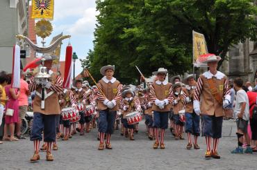 Der Umzug ist traditioneller Bestandteil der Nördlinger Mess'.