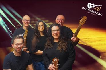 Die Cover-Band „SAITENSCHLAG“ spielt am Samstag, 23. Mai 2026, im Rahmen der Veranstaltungsreihe „Musik am Marktplatz“ vor der St.-Georgskirche.