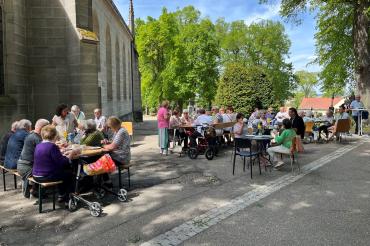 Zahlreiche Besucherinnen und Besucher genossen beim ersten „FriedhofsTässle“ in Nördlingen einen sonnigen Nachmittag voller Begegnung, Gespräche und gemeinsamer Momente.