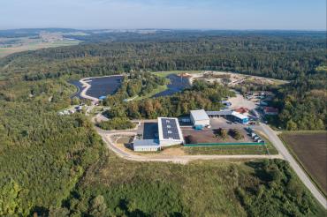 Luftaufnahme des Recyclinghofes Binsberg (Vordergrund) und der dahinterliegenden Deponie – aufgenommen vor Beginn der Erweiterungsmaßnahme.