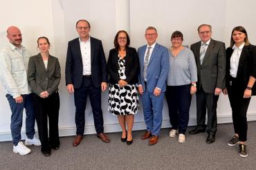 Auf dem Bild von links nach rechts:   Andreas Fischer, Fachbereichsleiter Sozialwesen, Landratsamt Donau-Ries  Sandra Langner, Abteilungsleiterin Soziales, Landratsamt Donau-Ries  Norbert Gehring, Geschäftsführer operativ, Agentur für Arbeit Donauwörth  Silke Königsberger, Vorsitzende der Geschäftsführung, Agentur für Arbeit Donauwörth  Stefan Rößle, Landrat Landkreis Donau-Ries  Monika Holzmann, Geschäftsführerin Jobcenter Donau-Ries  Josef Meyer, Vorsitzender des Verwaltungsausschusses der Agentur für Arb